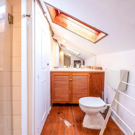 Cozy Coastal Flat In Lapa Quarters By Guestready